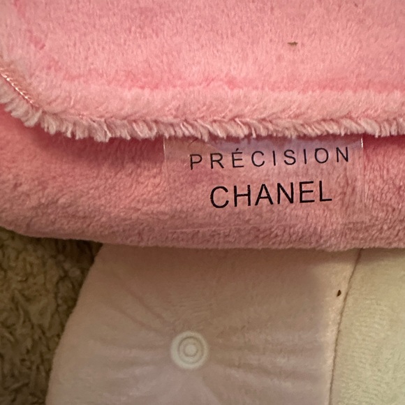 Chanel Precision Fuzzy Pink and White CC Logo
Crossbody Shoulder Bag New. - Picture 4 of 8